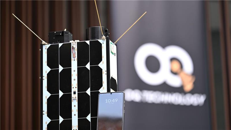 Handyverbindung aus Weltall: Netzbetreiber feilen an Plänen Das Modell eines Satelliten, der in echt gleich groß ist - also ziemlich klein, grob gesagt so groß wie ein Schuhkarton.