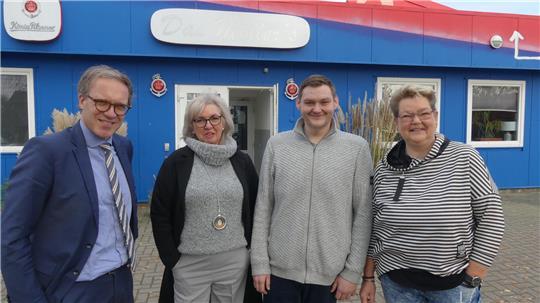 Das Möller's ist gerettet, die Freude groß bei allen Beteiligten (von links): Insolvenzverwalter Berend Böhme, Marion Pohndorf, Maximilian Corleis und Nicole Ebeling. Nicht im Bild ist Marco Pohndorf, der zu den vier Gesellschaftern der neuen Betreiber-GmbH gehört.