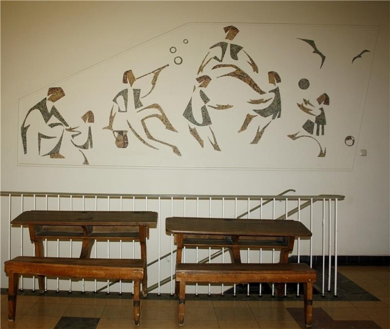 Das Mosaik mit den spielenden Kindern von Hans Eisbrecher zieren die Wand in der Eingangshalle der Grundschule an der Heide.