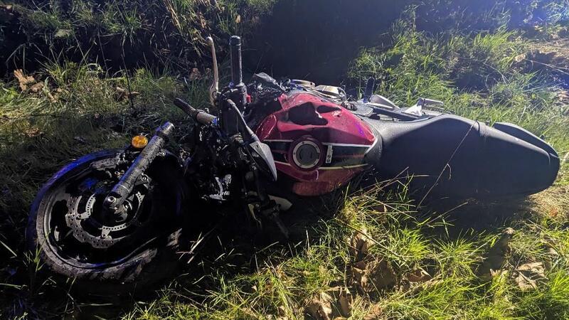 Das Motorrad liegt nach dem Unfall im Straßengraben.