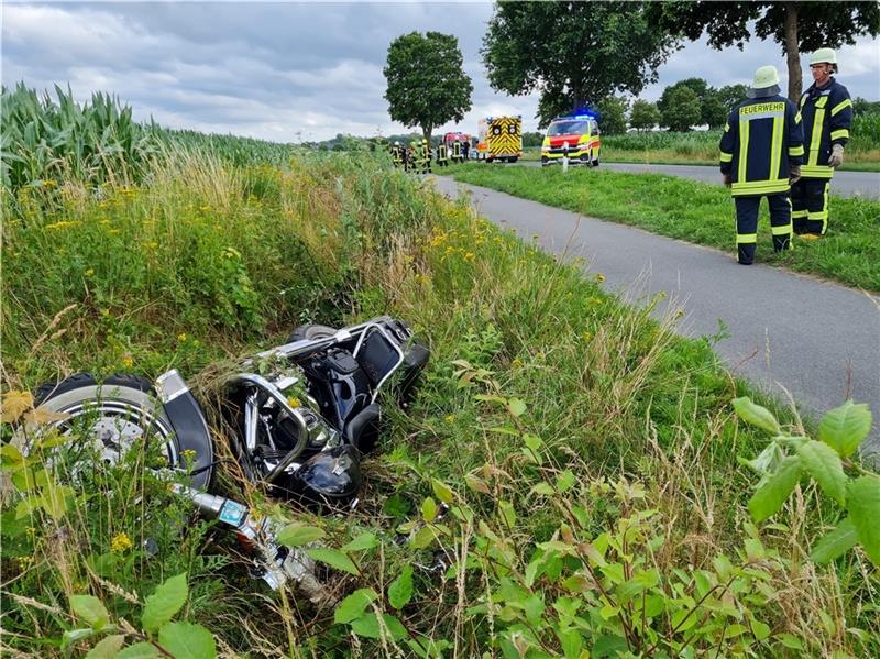 Motorradfahrer bei Kakerbeck schwer verunglückt Das Motorrad flog in einen Graben am Straßenrand. Foto: Beneke