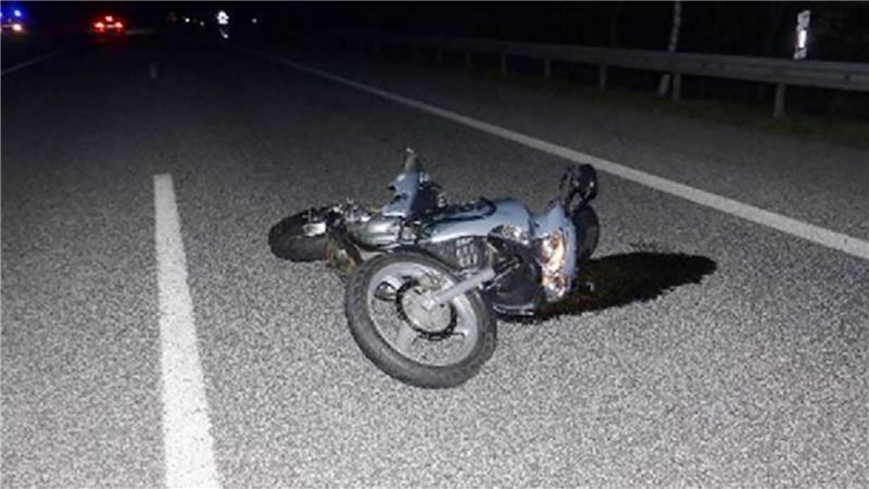 Das Motorrad liegt demoliert auf der Fahrspur der A27.