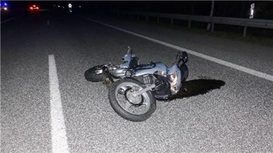 Das Motorrad liegt demoliert auf der Fahrspur der A27.
