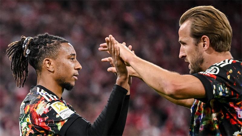 Das Münchner Fünf-Tore-Duo: Michael Olise (l) und Harry Kane feiern sich. 