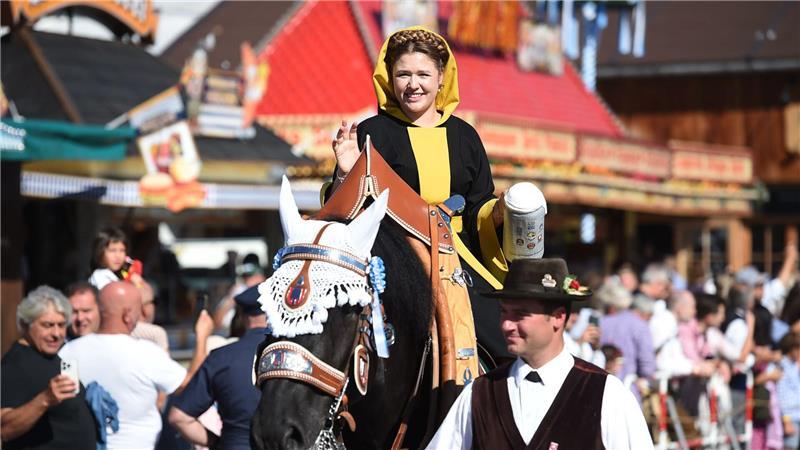 Das Münchner Kindl Franziska Inselkammer reitet zum Beginn des Oktoberfests auf die Theresienwiese.