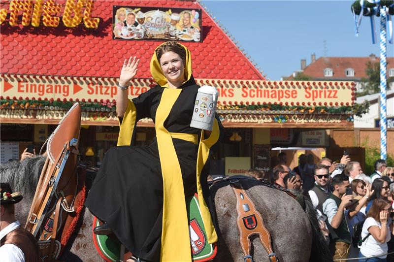 Das Münchner Kindl sitzt beim Einzug der Wiesnwirte auf einem Pferd.