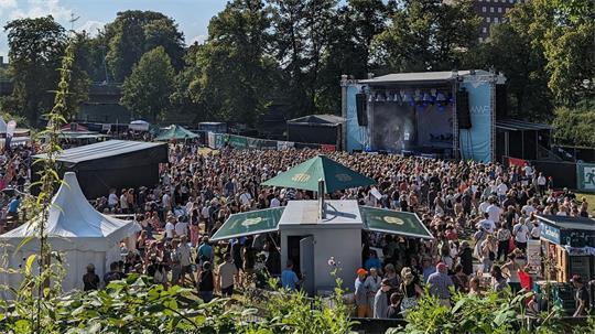 Das „Müssen alle mit“-Festival (MAMF) findet seit 2013 in Stade statt. In diesem Jahr steigt es am Samstag, 22. August. Das Line-up besteht aus herbst, MAJAN, lovehead, Magda, MilleniumKid und Headliner Juli.