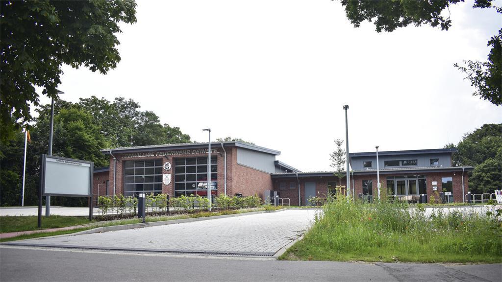 Das Multifunktionshaus in Deinste hat rund 3,7 Millionen Euro gekostet - links d...