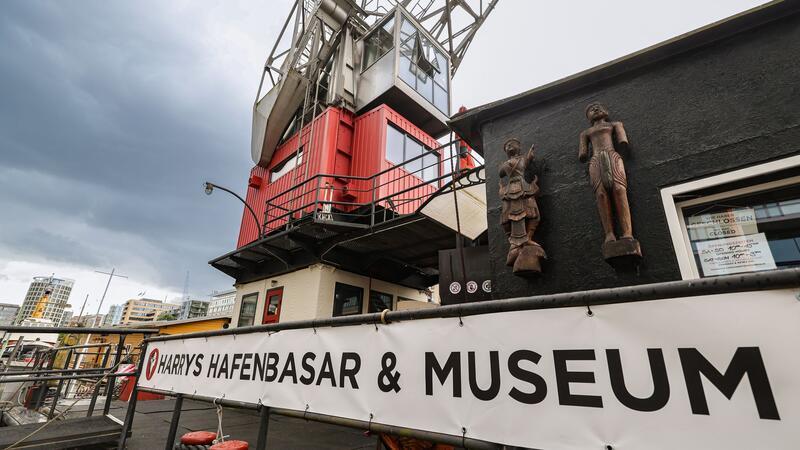 Das Museum befindet sich in einem historischen Schwimmkran. (Archivbild)