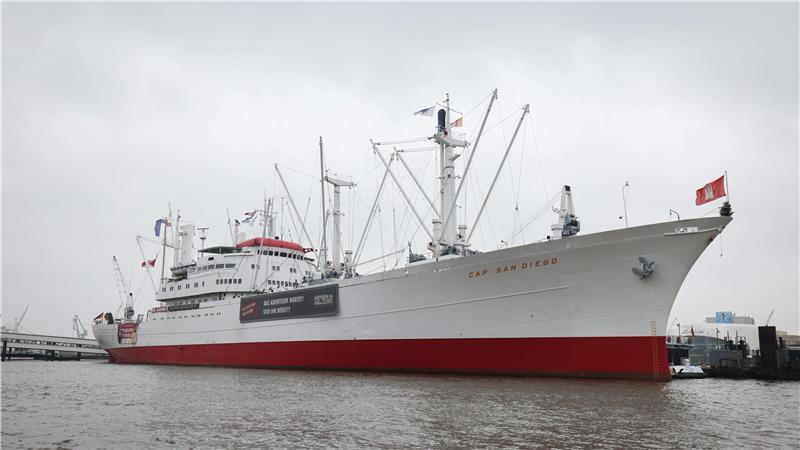 Das Museumsschiff „Cap San Diego“ liegt an seinem Liegeplatz an der Überseebrücke (Archivbild).