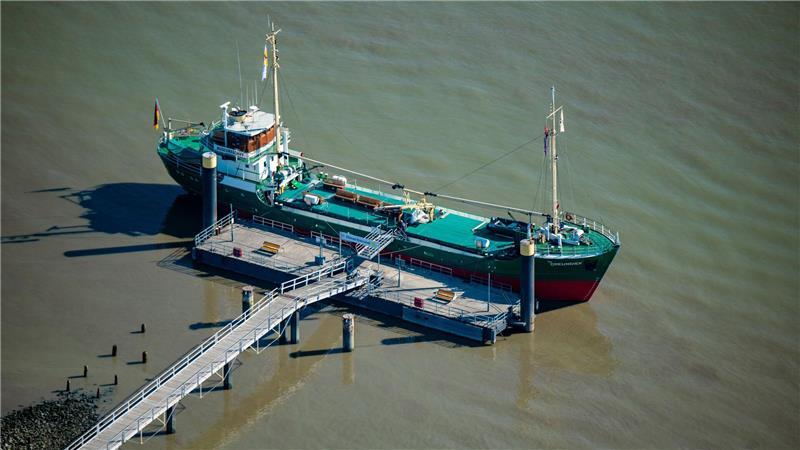 Das Museumsschiff Greundiek macht regelmäßig am Anleger auf Krautsand fest.