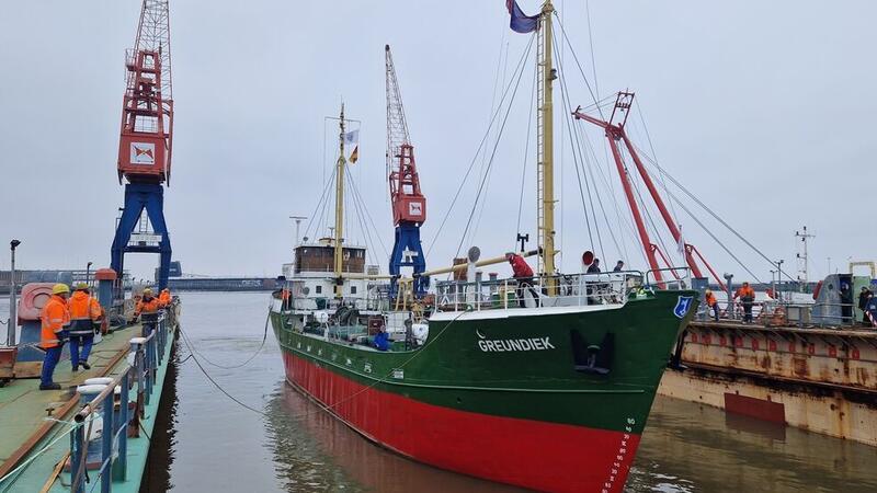 Kurz vor Saisonstart: Stades „Greundiek“ hat ein Problem Das Museumsschiff „Greundiek“ wurde in dieser Woche in Cuxhaven eingedockt.