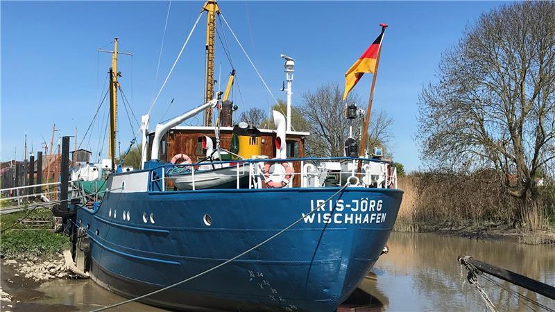Drei echte Oldtimer: Ältestes Frachtschiff in Fahrt liegt in Wischhafen Das Museumsschiff Iris-Jörg ist 70 Jahre alt. Es gehört der Gemeinde Wischhafen.