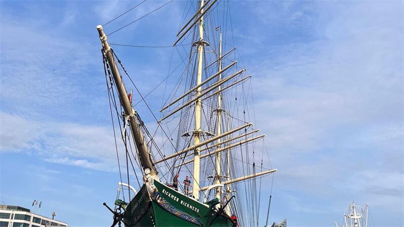 Das Museumsschiff Rickmer Rickmers hat am Donnerstagabend seinen seit mehr als 35 Jahren angestammten Liegeplatz an den Landungsbrücken verlassen.