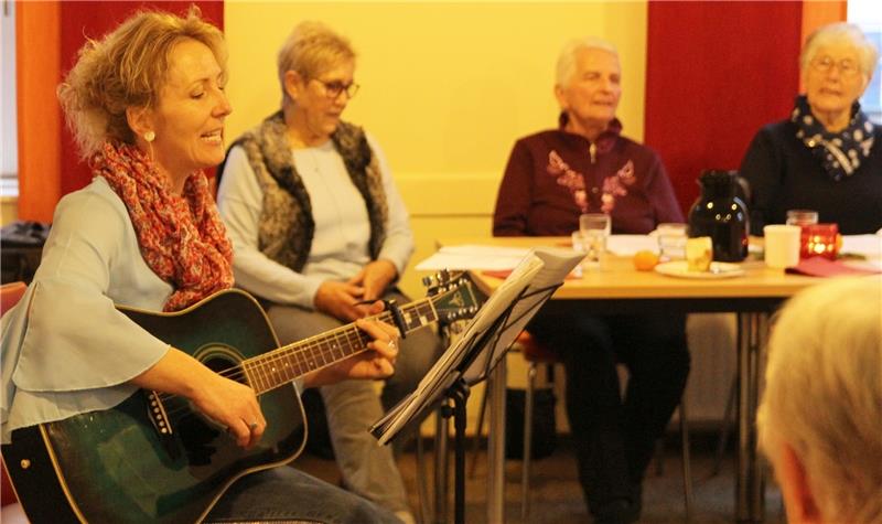 Das Musik-Café ist bei Buxtehuder Senioren beliebt: Hier wird bekanntes Liedgut angestimmt, begleitet von Nicole Rüsch und ihrer Gitarre. Foto Richter