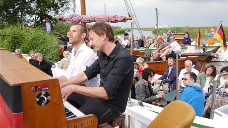 Das Musiker-Duo Be-Flügelt aus Andreas Güstel und Julian Eilenberger hatte 2022 im Freiburger Hafen gastiert. Jetzt kommt es an den Elbdeich.