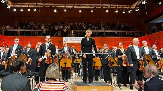 Das NDR Elbphilharmonie Orchester hat in Lübeck das Schleswig-Holstein Musik Festival mit einem Konzert eröffnet.