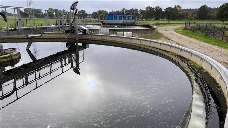 Das Nachklärbecken: Der Schlamm setzt sich unten ab, das klare Wasser fließt in die Überlaufrinne.