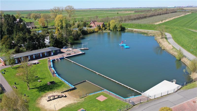 Das Naturfreibad Krummendeich heißt bei den Einhemischen schlicht Kuhle. Sie entstand bei einer schweren Sturmflut in der Nacht vom 3. auf den 4. Februar 1825.