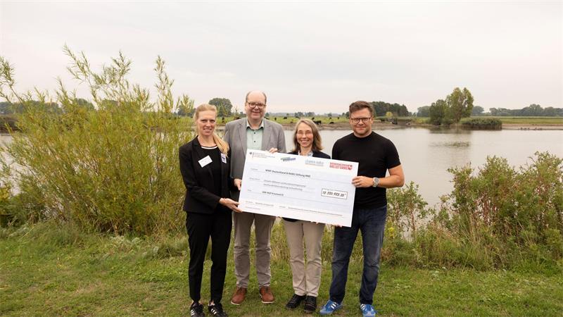 Das Naturschutz-Großprojekt auf Krautsand wird mit fast 14 Millionen Euro gefördert (von links): Kathrin Samson vom WWF, Niedersachsens Umweltminister Christian Meyer, Frauke Hennek (Nabu) und Bundesumweltminister Carsten Schneider.