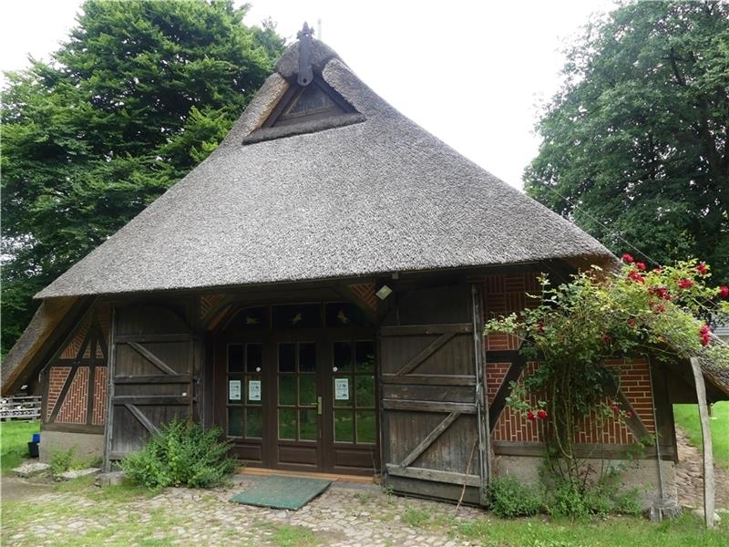 Mit den Schnucken in Ruhe wandern Das Naturschutz-und Informationszentrum Fischbeker Heidehaus ist ein guter Ausgangspunkt für Wanderungen. Naturinteressierte können sich hier erst mal interaktiv informieren. Foto: Knappe