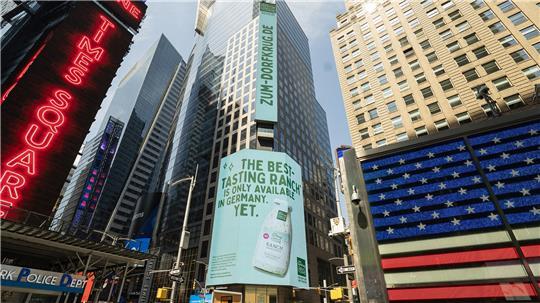 Das Neu Wulmstorfer Unternehmen Zum Dorfkrug wirbt am Times Square in New York einen Tag lang für sein Ranch Dressing.