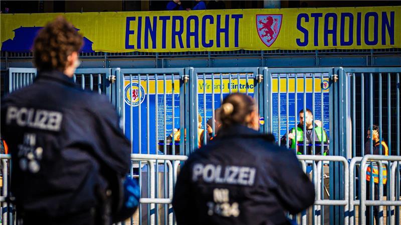 Braunschweig gegen Hannover - Ein Derby auf Bewährung Das Niedersachsen-Derby findet mit hohem Sicherheitsaufwand statt. (Archivbild)