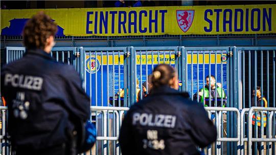 Das Niedersachsen-Derby findet mit hohem Sicherheitsaufwand statt. (Archivbild)
