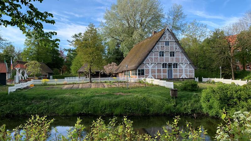 Das Niedersächsische Hallenhaus auf der Museumsinsel in Stade.