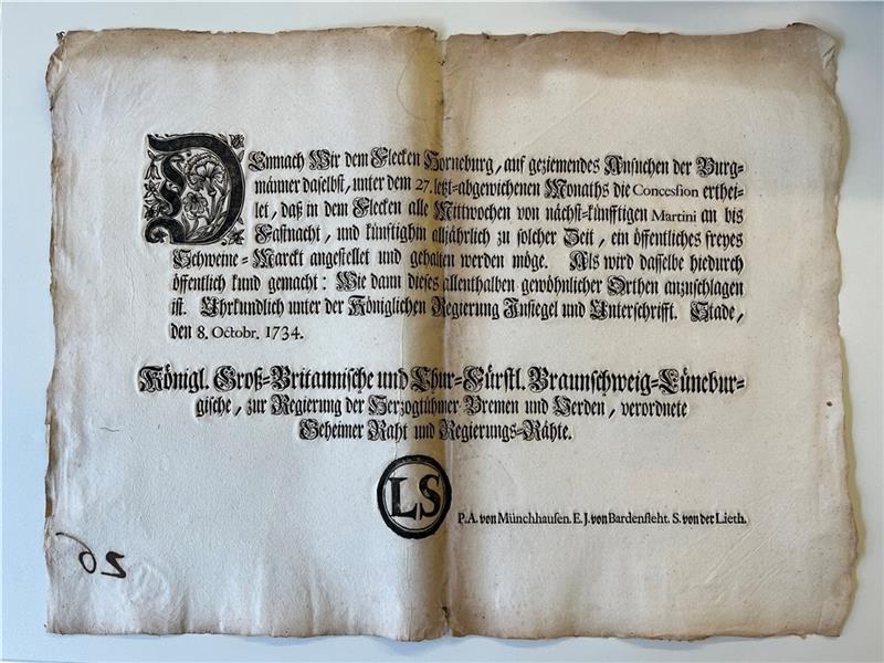 Neid- und Lügen-Kampagne um Herbstmarkt: Buxtehude gönnte Horneburg nichts Das Niedersächsische Landesarchiv in Stade bewahrt die offizielle Genehmigung („Patent“) für den Markt im Flecken Horneburg. Fotos: Vasel