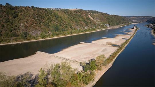 Das Niedrigwasser am Rhein könnte sich bald auch im Bau bemerkbar machen. 