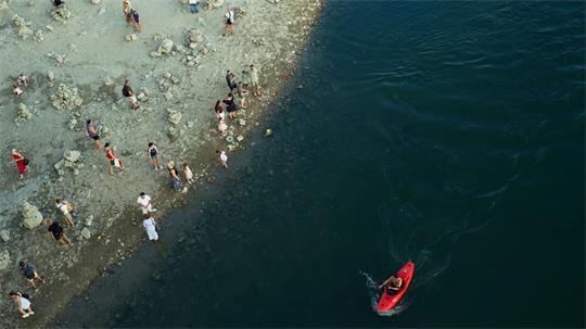 Das Niedrigwasser der Donau legt Inseln frei. 