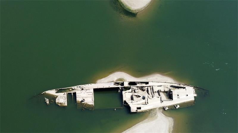 Das Niedrigwasser der Donau macht beim serbischen Prahovo versenkte alte Nazi-Schiffe sichtbar.