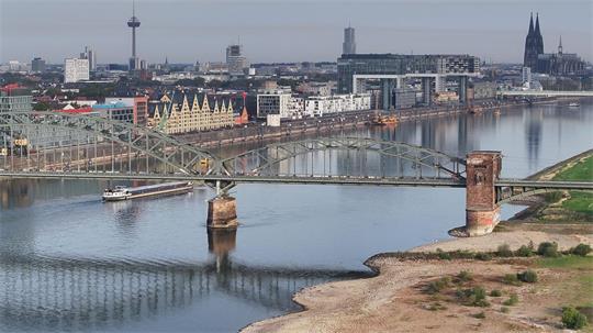 Das Niedrigwasser des Rheins hat in Köln einen neuen historischen Tiefststand erreicht.