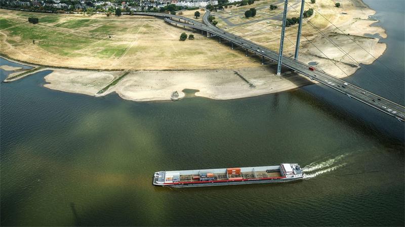 Das Niedrigwasser erschwert die Belieferung der Industrie