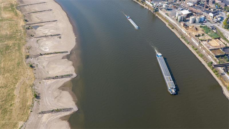 Juni und Juli waren in Westeuropa so warm wie noch nie Das Niedrigwasser im Rhein bereitet der Schifffahrt große Probleme. (Archivbild)