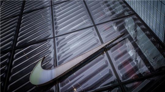 Das Nike-Geschäft erholt sich - doch die Belastung durch die US-Zölle wird größer. (Archivbild)