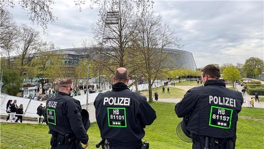Das Nordderby in Bremen war als Risikospiel eingestuft - die Anhänger bewiesen einmal mehr, warum.