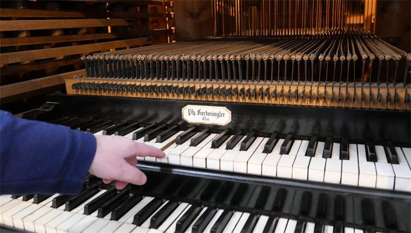 3300 Pfeifen ausgebaut: So haben Sie Buxtehudes Orgel noch nicht gesehen Das Notenpult wurde während der Revision entfernt, darum bietet sich vom Spieltisch aus ein tiefer Einblick in die Mechanik der Orgel.