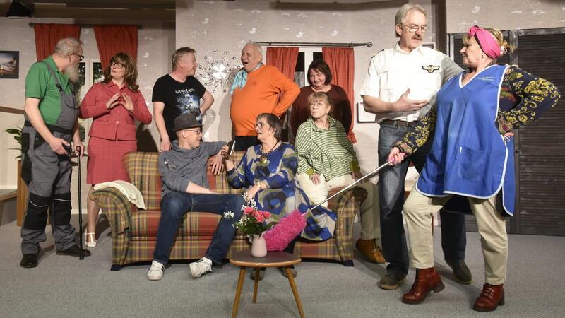 Das Nottensdorfer Theater probt „Der Teufel liest auch Kleinanzeigen“.