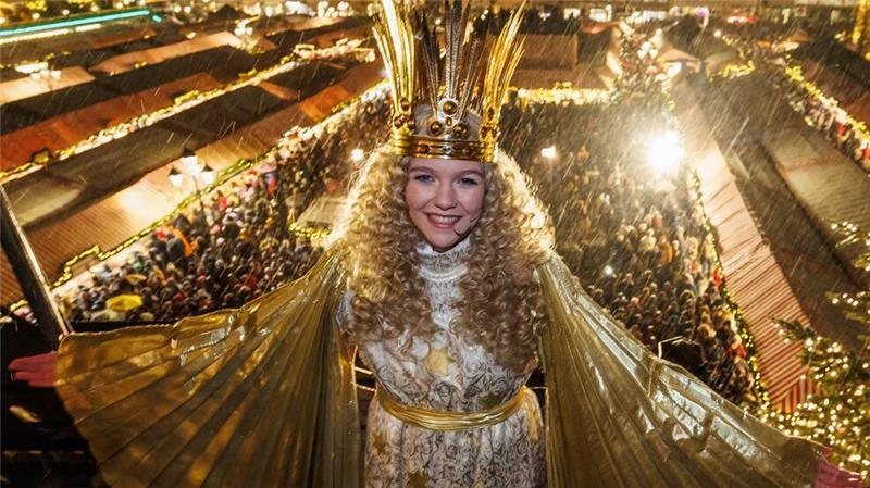 Nürnberger Christkindlesmarkt ist eröffnet Das Nürnberger Christkind, Nelli Lunkenheimer, auf der Kirchenempore. (Archivbild)