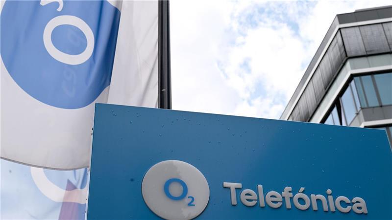 Das O2-Logo samt Fahnen ist vor dem Düsseldorfer Standort der Firma zu sehen - früher war in dem Gebäude die E-Plus-Zentrale, 2014 schluckte O2 den Wettbewerber.