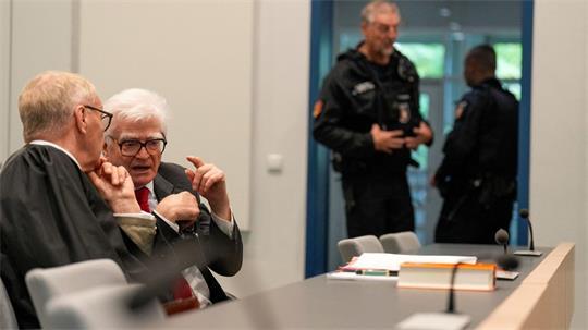 Das Oberlandeslandesgericht hob den Freispruch des Arztes und Unternehmers Winfried Stöcker des Landgerichts Lübeck auf.