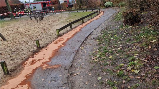 Das Öl auf dem Fußweg rund um den Spielplatz wurde durch die Feuerwehr zunächst abgestreut. 