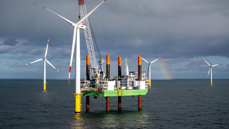 Das Offshore-Windkraftanlagen-Errichterschiff „Thor“ im Windpark Riffgat, rund 15 Kilometer nördlich der Insel Borkum. Windpark Riffgat war der allererste kommerzielle deutsche Windpark in der Nordsee.
