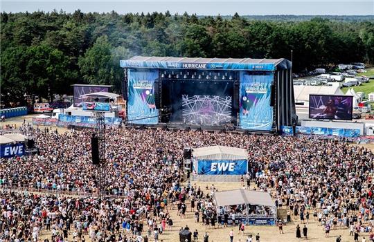 Das Open-Air-Festival findet mit rund 78.000 Besuchern pro Tag statt. (Aufnahme aus einem Riesenrad) Foto: Hauke-Christian Dittrich/dpa