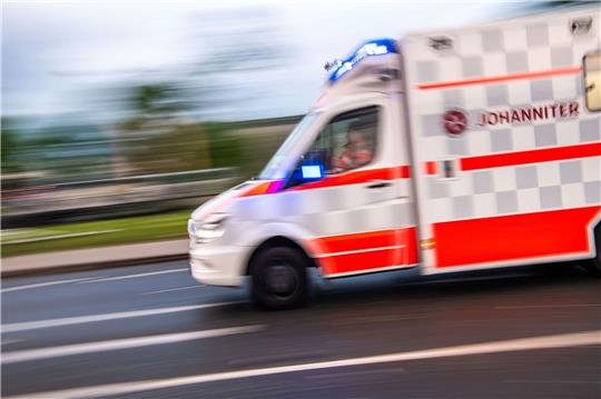 Das Opfer musste vom Rettungsdienst behandelt werden. Symbolfoto: dpa