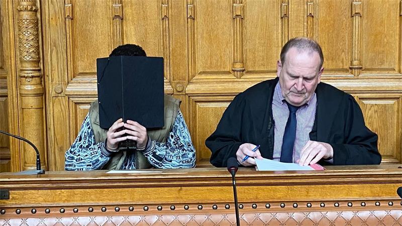 Besten Freund erstochen? 21-Jähriger steht vor Gericht Das Opfer und der Angeklagte (links) haben vor der Tat gemeinsam gefeiert.