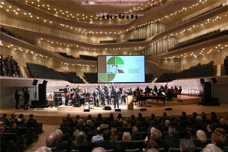 Das Orchester der Bundeswehr spielt in der Elbphilharmonie während des Festakts anlässlich des 100. Geburtstages von Alt-Bundeskanzler Helmut Schmidt (SPD). Fotos: Bockwoldt/dpa