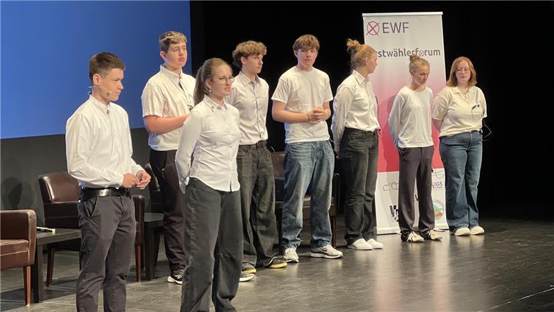 Das Orga-Team des Erstwählerforums führte zu Beginn in das Programm ein. Die gesamte Veranstaltung wurde von Schülern geplant.